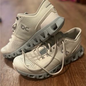 Womens On Cloud Cloudswift shoes size 6